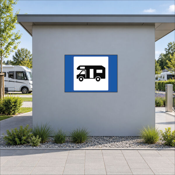 KI-generierte Anwendungsszene: seitliche Wohnmobil-Silhouette im weißen Feld auf blauem Hintergrund als Schild an einer ebenen grauen Wand am Wohnmobilbereich