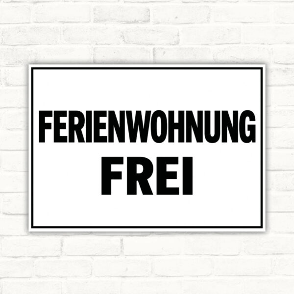 Originalmotiv: schwarzer Schriftzug FERIENWOHNUNG FREI auf weißem Querformat mit schwarzem Rahmen als Schild