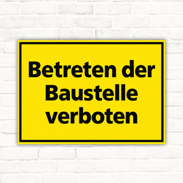 Originalmotiv: schwarzer Text Betreten der Baustelle verboten auf gelbem Querformat mit schwarzem Rahmen als Schild