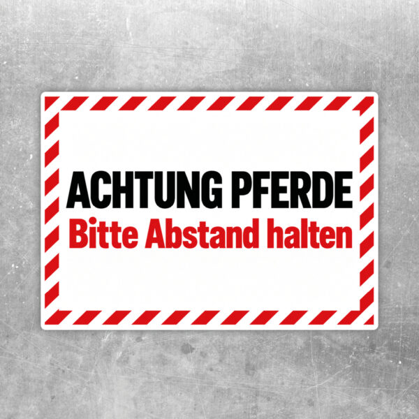 Originalmotiv: ACHTUNG PFERDE und Bitte Abstand halten im rot-weißen Rahmen als Aufkleber