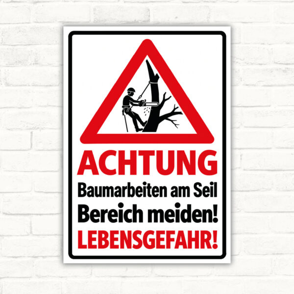 Originalmotiv: rotes Warndreieck mit Baumkletterer und ACHTUNG Baumarbeiten am Seil Bereich meiden LEBENSGEFAHR als Schild