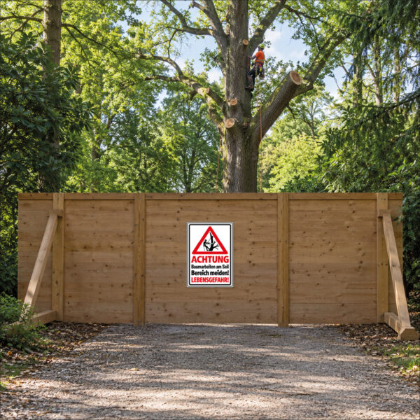 KI-generierte Anwendungsszene: rotes Warndreieck mit Baumkletterer und ACHTUNG Baumarbeiten am Seil Bereich meiden LEBENSGEFAHR als Schild an einer ebenen Holzabsperrung vor dem Baum