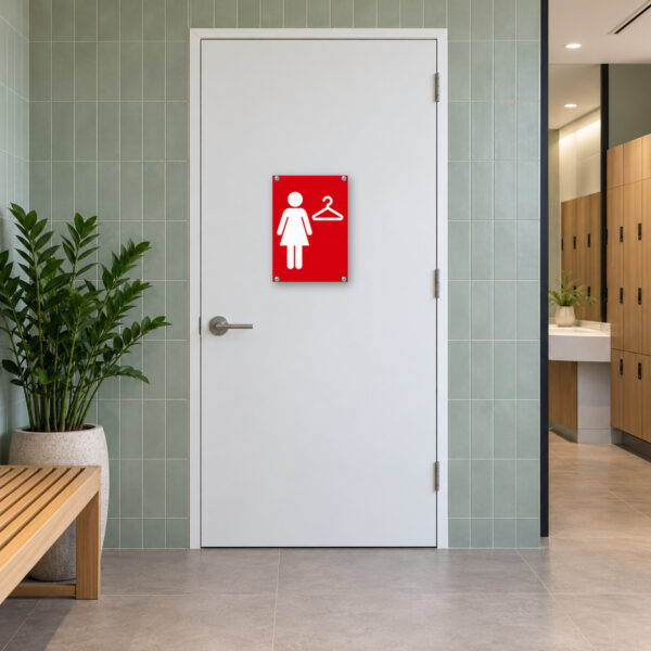 Umkleideraum Frauen – Rot als Schild, KI-generiertes Anwendungsbeispiel am Zugang zu einer entsprechend bezeichneten Frauenumkleide