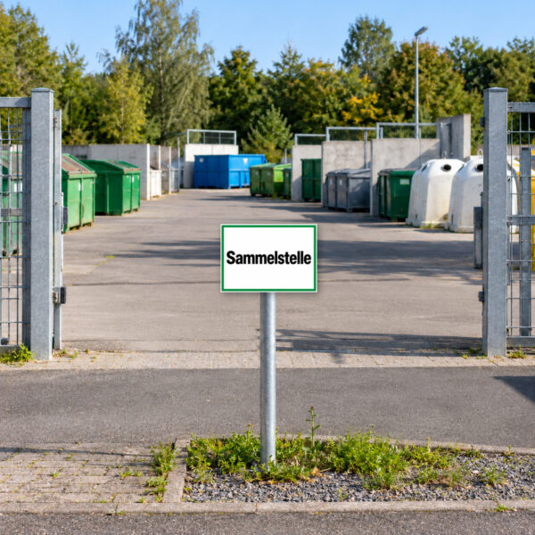Sammelstelle als Schild, KI-generiertes Anwendungsbeispiel am Eingang einer Sammelstelle