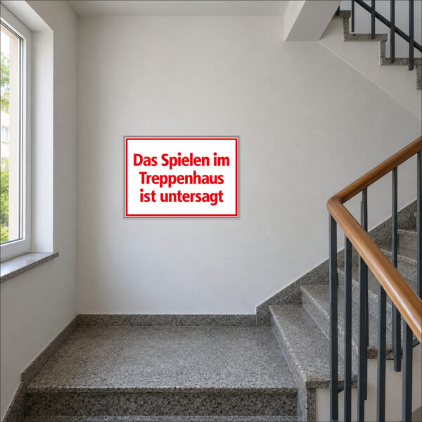 KI-generierte Anwendungsszene: Das Spielen im Treppenhaus ist untersagt als Schild an einer ebenen Wand neben dem Treppenlauf