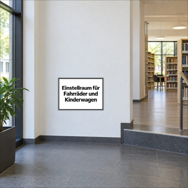 KI-generierte Anwendungsszene: Einstellraum für Fahrräder und Kinderwagen Schild an einer Flurwand neben dem Einstellraum