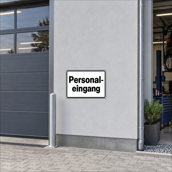 KI-generierte Anwendungsszene: Personaleingang als Schild an der ebenen Wand neben dem Mitarbeitereingang