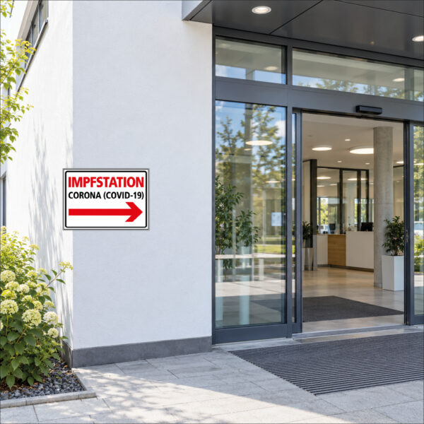 KI-generierte Anwendungsszene: IMPFSTATION CORONA (COVID-19) rechts als Schild an einer ebenen Wand vor dem Eingangsbereich