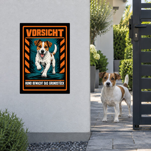 Jack Russell Terrier Aufkleber „Vorsicht – Hund bewacht das Grundstück“ im Actionstil – Hochformat – Anwendung am Eingang