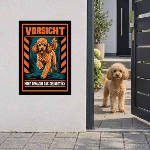 Zwergpudel Aufkleber „Vorsicht – Hund bewacht das Grundstück“ im Actionstil – Hochformat – Anwendung am Eingang