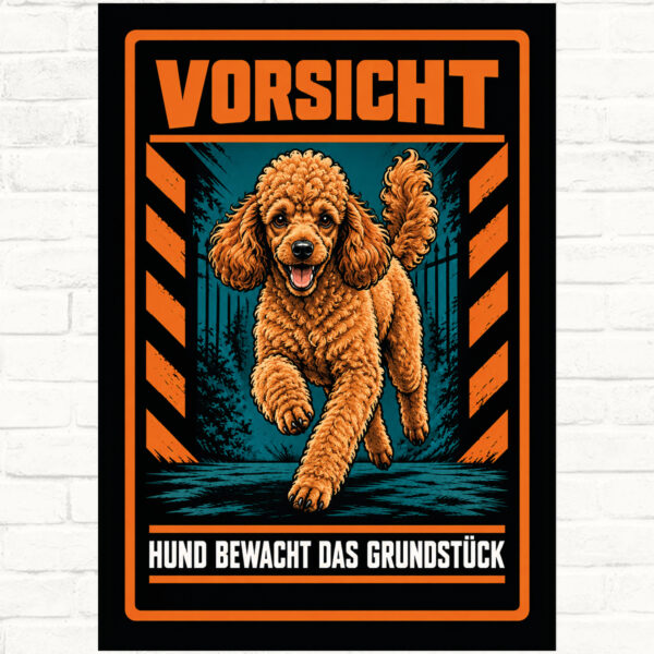 Zwergpudel Schild „Vorsicht – Hund bewacht das Grundstück“ im Actionstil – Hochformat – Produktansicht