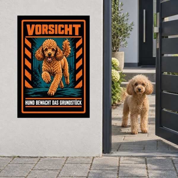 Zwergpudel Schild „Vorsicht – Hund bewacht das Grundstück“ im Actionstil – Hochformat – Anwendung am Eingang