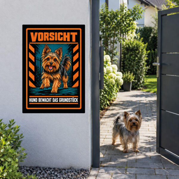 Yorkshire Terrier Aufkleber „Vorsicht – Hund bewacht das Grundstück“ im Actionstil – Hochformat – Anwendung am Eingang