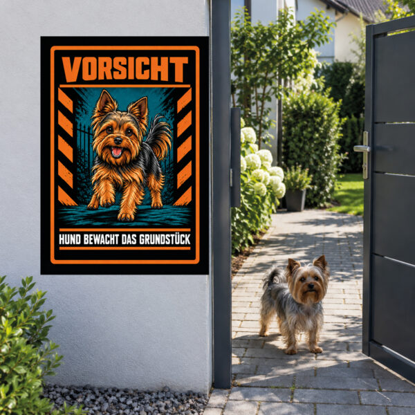Yorkshire Terrier Schild „Vorsicht – Hund bewacht das Grundstück“ im Actionstil – Hochformat – Anwendung am Eingang
