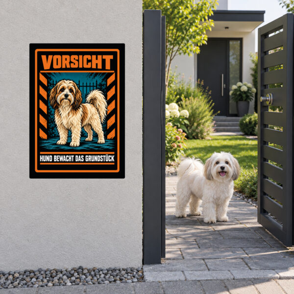 Havaneser Aufkleber „Vorsicht – Hund bewacht das Grundstück“ im Actionstil – Hochformat – Anwendung am Eingang