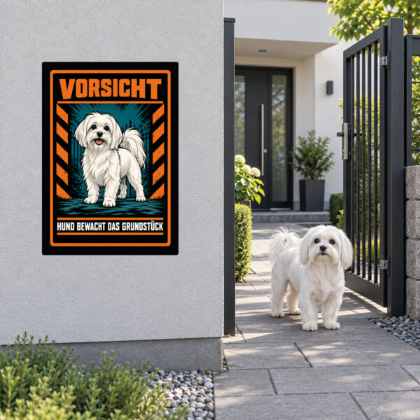 Malteser Aufkleber „Vorsicht – Hund bewacht das Grundstück“ im Actionstil – Hochformat – Anwendung am Eingang