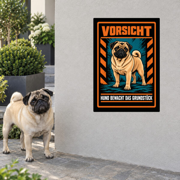 Mops Aufkleber „Vorsicht – Hund bewacht das Grundstück“ im Actionstil – Hochformat – Anwendung am Eingang