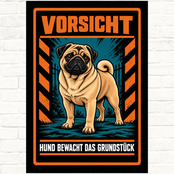Mops Schild „Vorsicht – Hund bewacht das Grundstück“ im Actionstil – Hochformat – Produktansicht