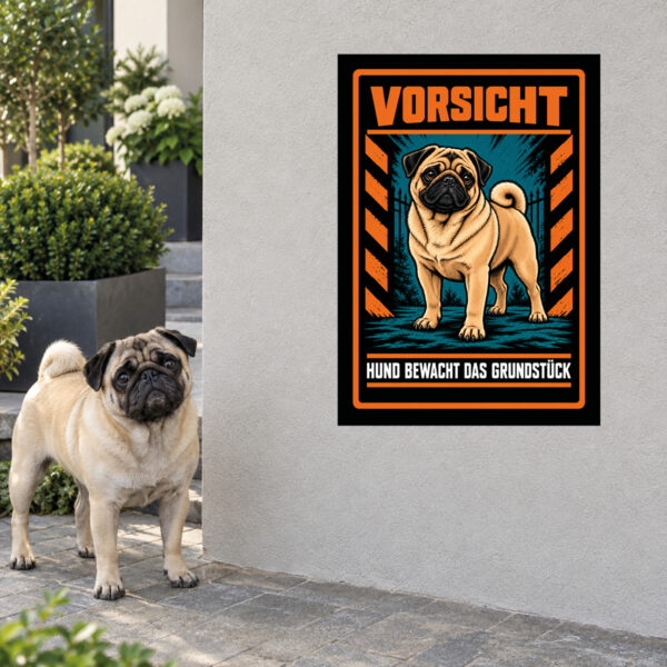 Mops Schild „Vorsicht – Hund bewacht das Grundstück“ im Actionstil – Hochformat – Anwendung am Eingang
