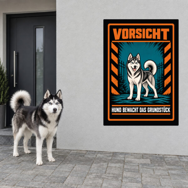 Siberian Husky Aufkleber „Vorsicht – Hund bewacht das Grundstück“ im Actionstil – Hochformat – Anwendung am Eingang