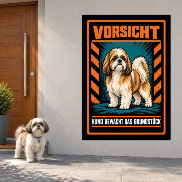 Shih Tzu Aufkleber „Vorsicht – Hund bewacht das Grundstück“ im Actionstil – Hochformat – Anwendung am Eingang