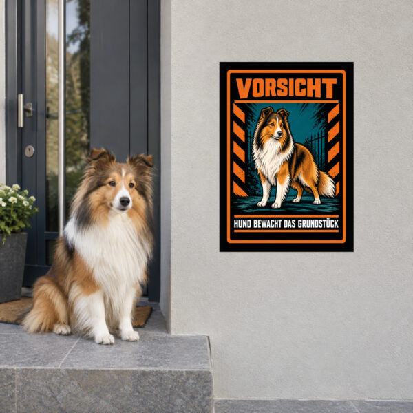Shetland Sheepdog Schild „Vorsicht – Hund bewacht das Grundstück“ im Actionstil – Hochformat – Anwendung am Eingang