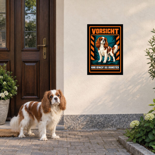 Cavalier King Charles Spaniel Schild „Vorsicht – Hund bewacht das Grundstück“ im Actionstil – Hochformat – Anwendung am Eingang