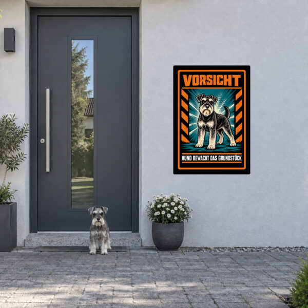 Zwergschnauzer Aufkleber „Vorsicht – Hund bewacht das Grundstück“ im Actionstil – Hochformat – Anwendung am Eingang