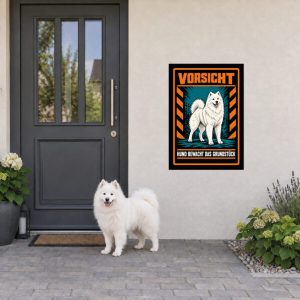 Samojede Schild „Vorsicht – Hund bewacht das Grundstück“ im Actionstil – Hochformat – Anwendung am Eingang