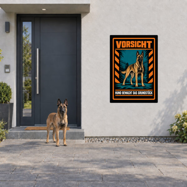 Malinois Aufkleber „Vorsicht – Hund bewacht das Grundstück“ im Actionstil – Hochformat – Anwendung am Eingang