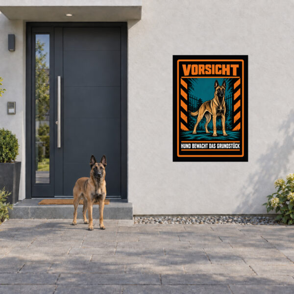 Malinois Schild „Vorsicht – Hund bewacht das Grundstück“ im Actionstil – Hochformat – Anwendung am Eingang