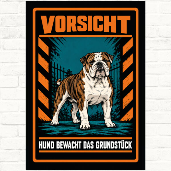 Englische Bulldogge Schild „Vorsicht – Hund bewacht das Grundstück“ im Actionstil – Hochformat – Produktansicht