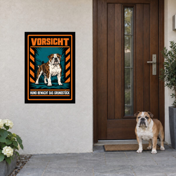 Englische Bulldogge Schild „Vorsicht – Hund bewacht das Grundstück“ im Actionstil – Hochformat – Anwendung am Eingang