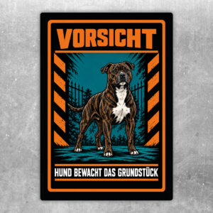 Staffordshire Bullterrier Aufkleber „Vorsicht – Hund bewacht das Grundstück“ im Actionstil – Hochformat – Produktansicht