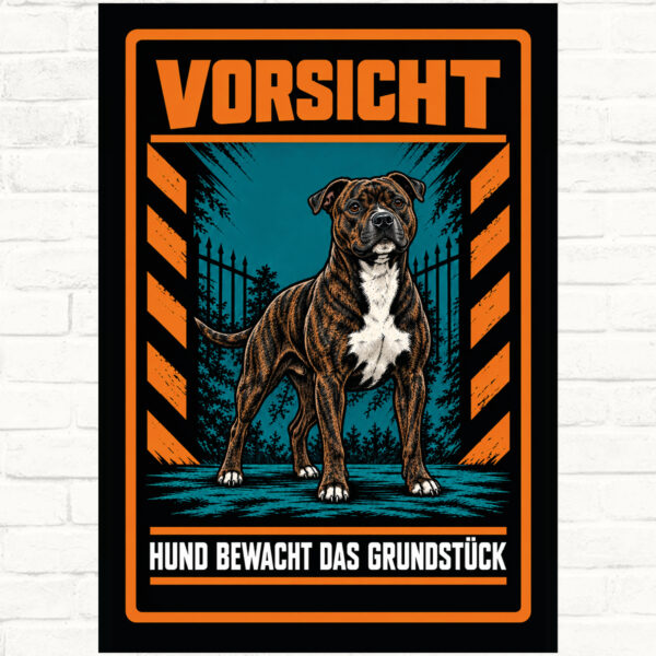 Staffordshire Bullterrier Schild „Vorsicht – Hund bewacht das Grundstück“ im Actionstil – Hochformat – Produktansicht
