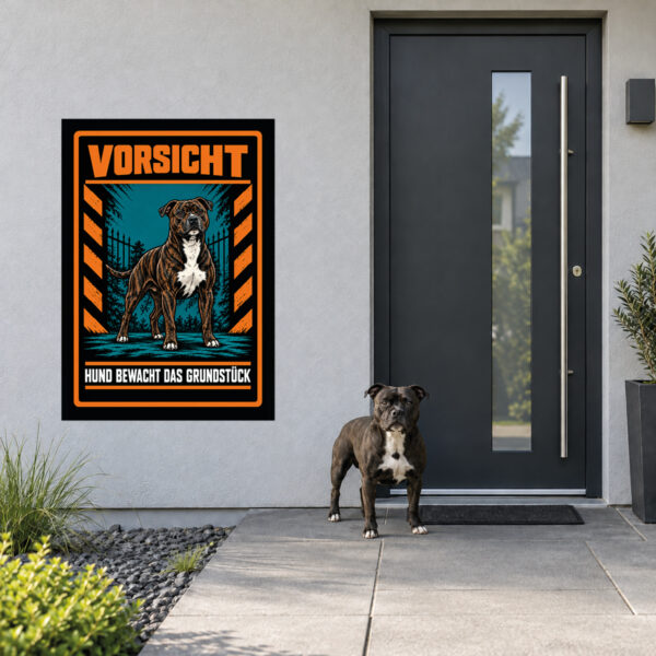 Staffordshire Bullterrier Schild „Vorsicht – Hund bewacht das Grundstück“ im Actionstil – Hochformat – Anwendung am Eingang