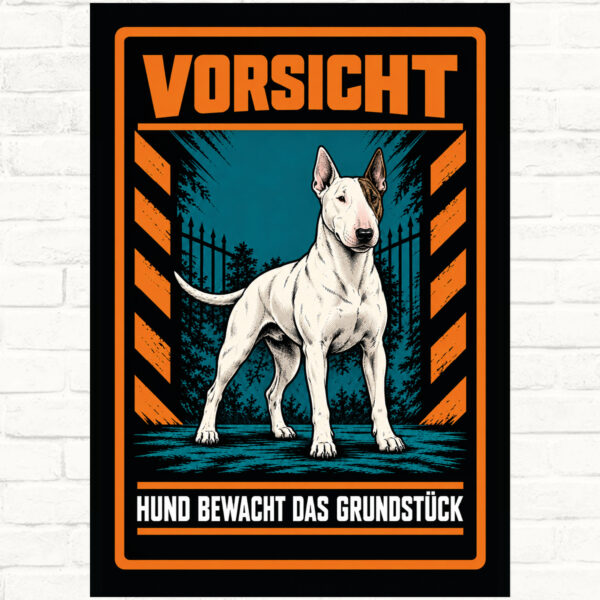 Bullterrier Schild „Vorsicht – Hund bewacht das Grundstück“ im Actionstil – Hochformat – Produktansicht