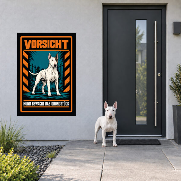 Bullterrier Schild „Vorsicht – Hund bewacht das Grundstück“ im Actionstil – Hochformat – Anwendung am Eingang
