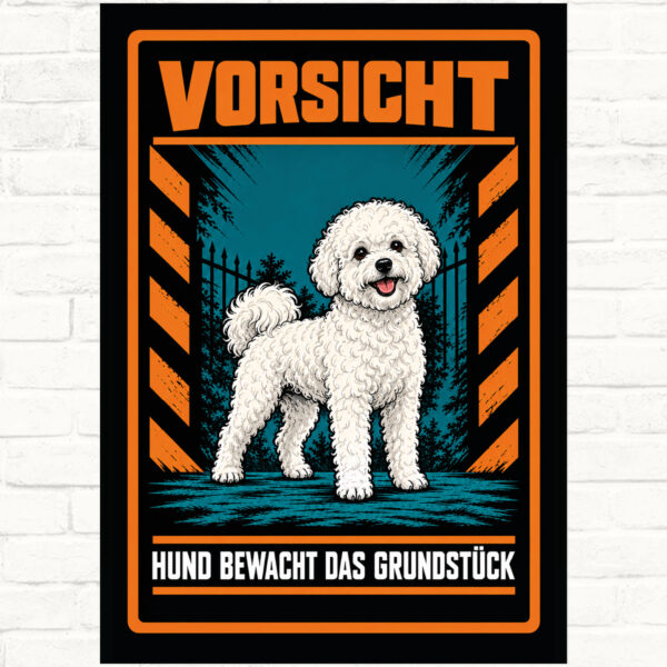 Bichon Frisé Schild „Vorsicht – Hund bewacht das Grundstück“ im Actionstil – Hochformat – Produktansicht