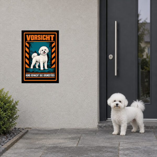 Bichon Frisé Schild „Vorsicht – Hund bewacht das Grundstück“ im Actionstil – Hochformat – Anwendung am Eingang