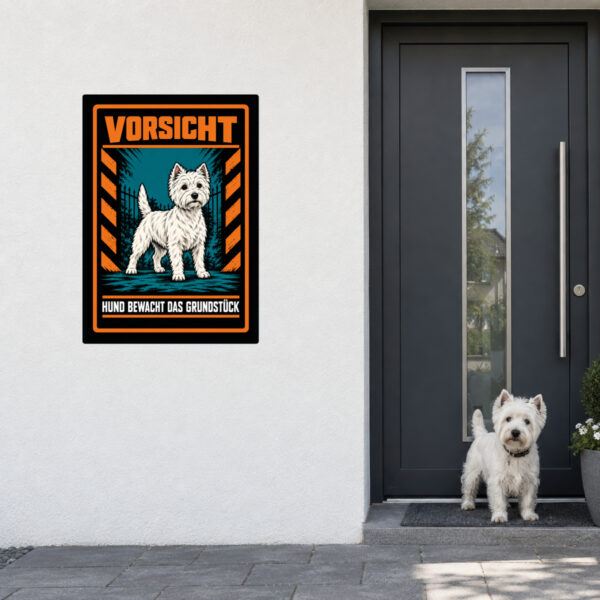 West Highland White Terrier Aufkleber „Vorsicht – Hund bewacht das Grundstück“ im Actionstil – Hochformat – Anwendung am Eingang