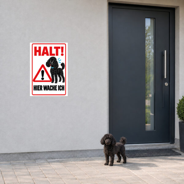 Zwergpudel Schild „Halt! Hier wache ich“ im Flat-Comic-Stil – Hochformat – Anwendung am Eingang