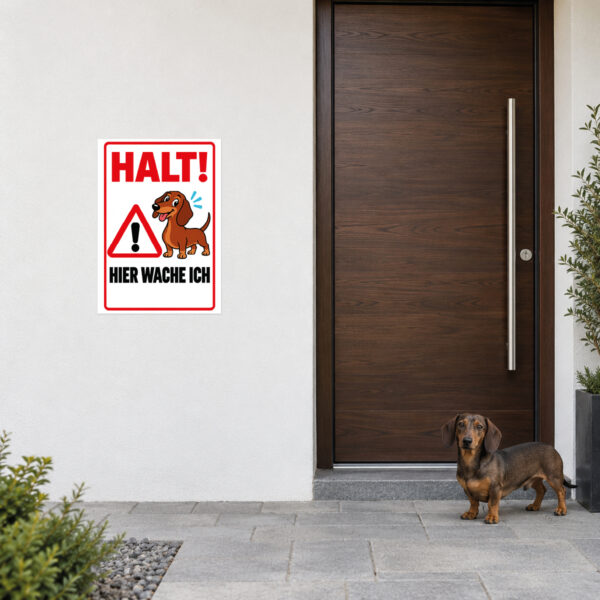 Dackel Schild „Halt! Hier wache ich“ im Flat-Comic-Stil – Hochformat – Anwendung am Eingang