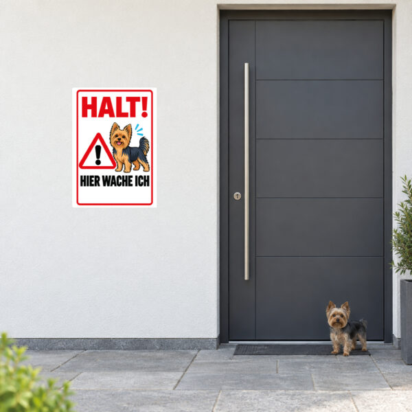 Yorkshire Terrier Aufkleber „Halt! Hier wache ich“ im Flat-Comic-Stil – Hochformat – Anwendung am Eingang