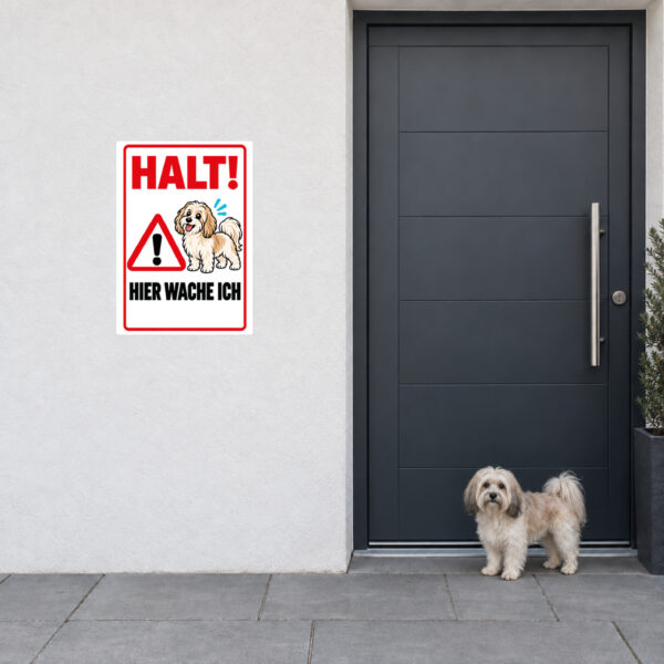 Havaneser Aufkleber „Halt! Hier wache ich“ im Flat-Comic-Stil – Hochformat – Anwendung am Eingang