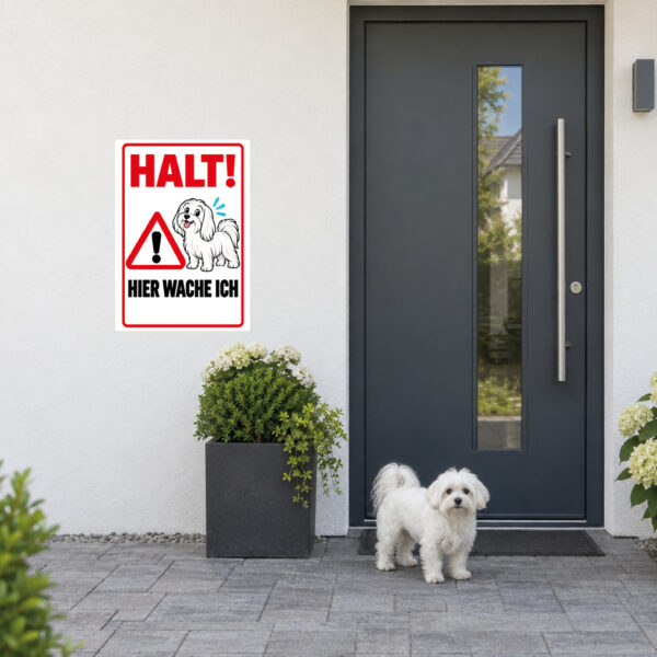 Malteser Aufkleber „Halt! Hier wache ich“ im Flat-Comic-Stil – Hochformat – Anwendung am Eingang