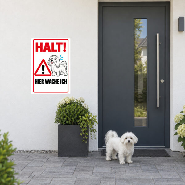 Malteser Schild „Halt! Hier wache ich“ im Flat-Comic-Stil – Hochformat – Anwendung am Eingang