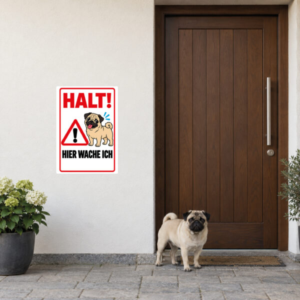 Mops Aufkleber „Halt! Hier wache ich“ im Flat-Comic-Stil – Hochformat – Anwendung am Eingang