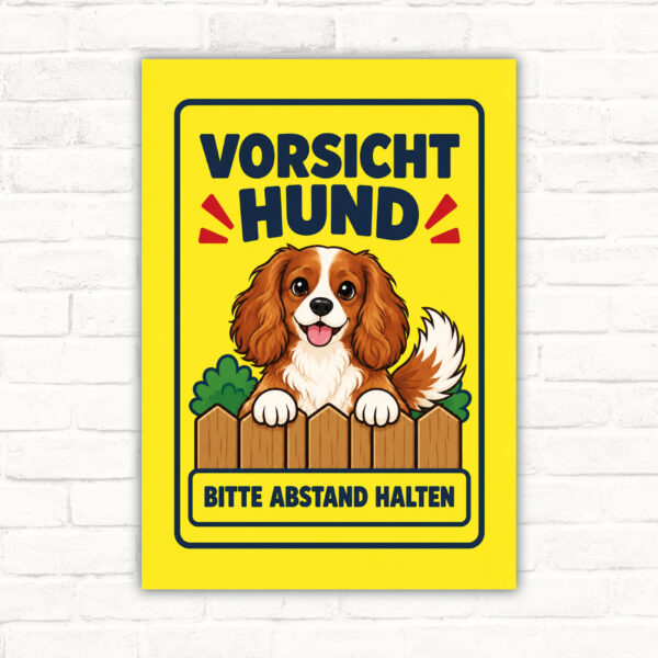 Cavalier King Charles Spaniel Schild „Vorsicht Hund – Bitte Abstand halten“ im Comicstil – Hochformat