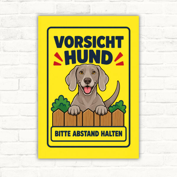 Weimaraner Schild „Vorsicht Hund – Bitte Abstand halten“ im Comicstil – Hochformat